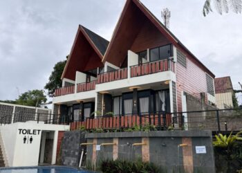 Fasilitas jacuzzi air panas di balkon Suite Cabin Mamifokobo Cipanas dengan pemandangan gunung.