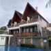 Fasilitas jacuzzi air panas di balkon Suite Cabin Mamifokobo Cipanas dengan pemandangan gunung.