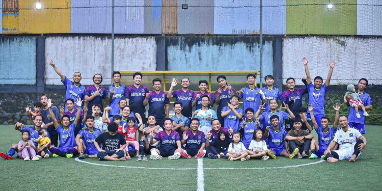 Keseruan warga RT 07 dan RT 09 Puri Harmoni Pasir Mukti saat pertandingan persahabatan mini soccer