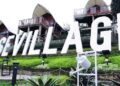 Area glamping dan wahana di Wisata Alam Sevillage dengan latar belakang pegunungan Puncak.