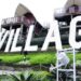 Area glamping dan wahana di Wisata Alam Sevillage dengan latar belakang pegunungan Puncak.