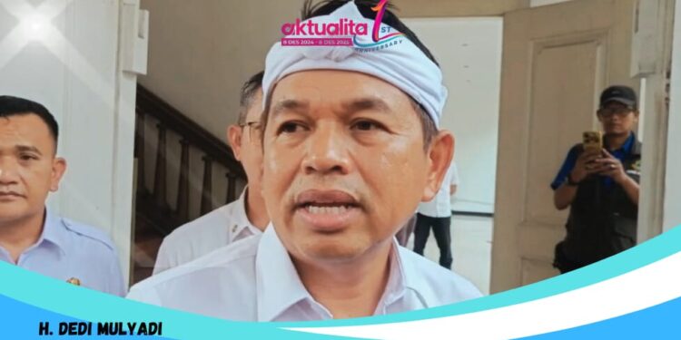Gubernur Jawa Barat Dedi Mulyadi saat memberikan instruksi terkait program Sekolah Maung kepada Kadisdik Jabar.