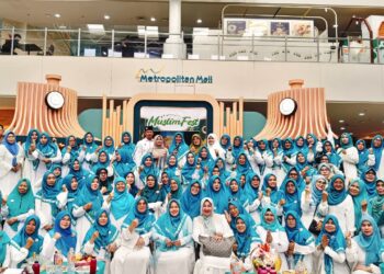 Ketua HMT Cileungsi Ustadzah Anis Fuadah saat memberikan tausiyah di acara Muslim Fest 2026.