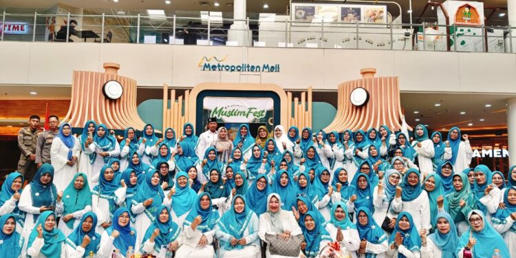 Ketua HMT Cileungsi Ustadzah Anis Fuadah saat memberikan tausiyah di acara Muslim Fest 2026.