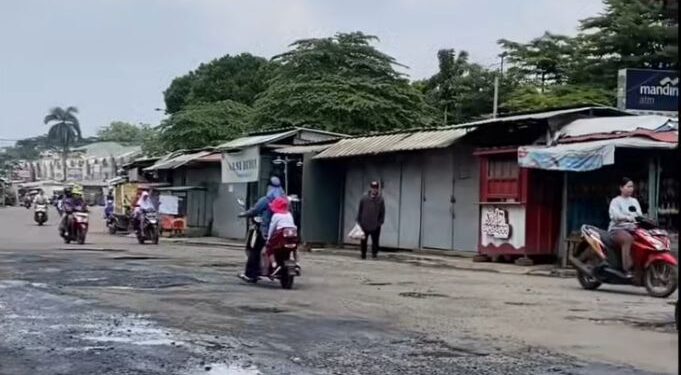 Bupati Rudy Susmanto Pilih Tunggu Cuaca Reda untuk Perbaiki Jalan Rusak