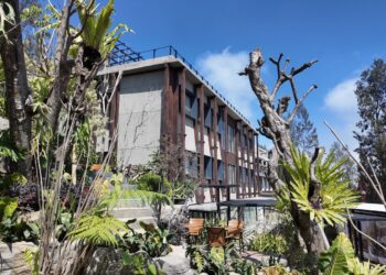 Fasad bangunan Jambuluwuk Bromo Resort & Poshtel dengan latar belakang pemandangan pegunungan yang asri