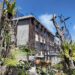 Fasad bangunan Jambuluwuk Bromo Resort & Poshtel dengan latar belakang pemandangan pegunungan yang asri