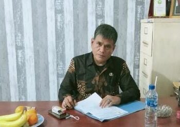 Kepala Desa Dayeuh Jamhali BJ saat memberikan keterangan terkait protes pembuangan sampah Tangsel di wilayahnya.