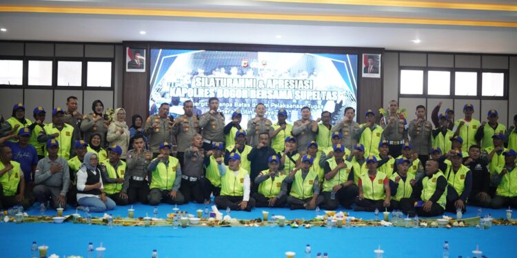 Kapolres Bogor AKBP Wikha Ardilestanto saat memberikan apresiasi kepada anggota Supeltas di Mako Polres Bogor.