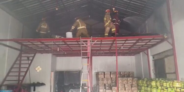 Petugas Damkar Kabupaten Bogor memadamkan api di gudang kasur Metland Cileungsi.