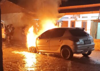 Satu Unit Mobil Hangus Terbakar di Sukahati Citeureup