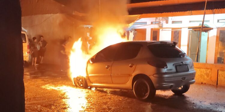 Satu Unit Mobil Hangus Terbakar di Sukahati Citeureup