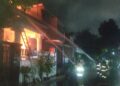 Dini Hari Mencekam, Rumah Dua Lantai di Bojong Kulur Hangus Terbakar