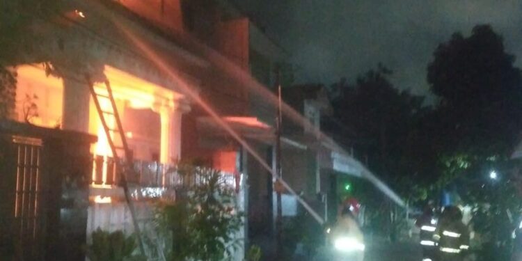 Dini Hari Mencekam, Rumah Dua Lantai di Bojong Kulur Hangus Terbakar