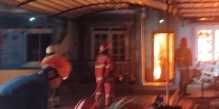 Mencekam, Rumah Dua Lantai Ludes Dilalap Api