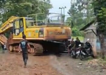 Kondisi kendaraan yang ringsek akibat tertabrak excavator yang lepas dari truk pengangkut di Jonggol.