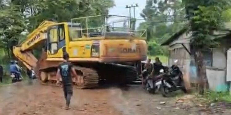 Kondisi kendaraan yang ringsek akibat tertabrak excavator yang lepas dari truk pengangkut di Jonggol.