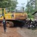 Kondisi kendaraan yang ringsek akibat tertabrak excavator yang lepas dari truk pengangkut di Jonggol.