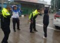 Hilang Kendali Saat Hujan, Minibus Tabrak Dua Motor di Parungpanjang