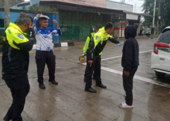 Hilang Kendali Saat Hujan, Minibus Tabrak Dua Motor di Parungpanjang