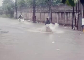 kondisi jalan tengsaw, citeureup, kabupaten bogor saat hujan melanda