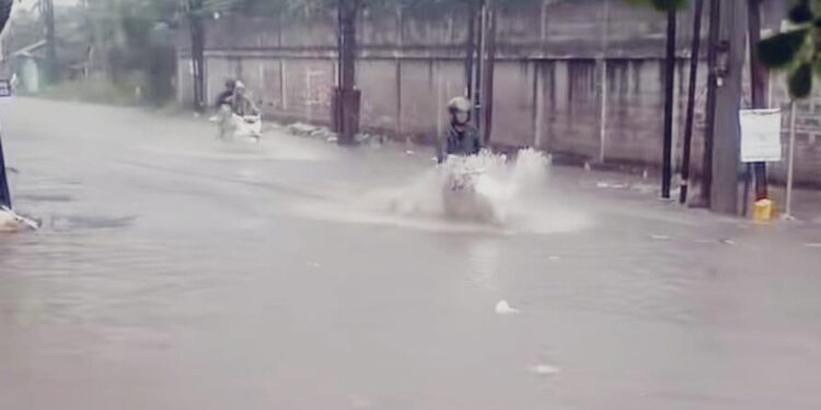 kondisi jalan tengsaw, citeureup, kabupaten bogor saat hujan melanda