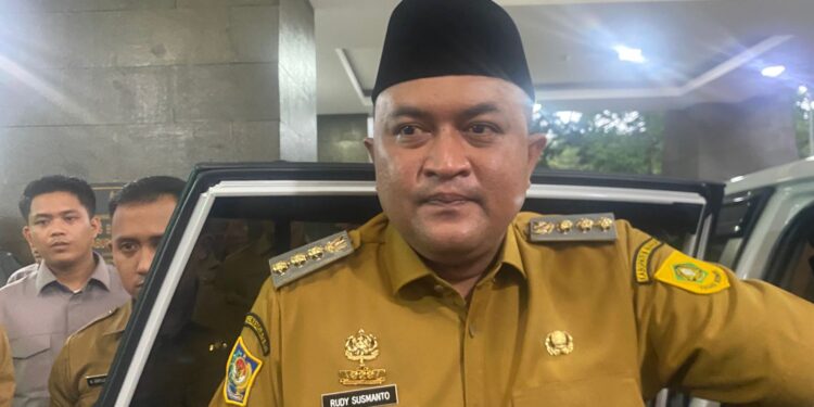 Bupati Bogor Rudy Susmanto saat memberikan keterangan mengenai kenaikan UMK Kabupaten Bogor 2026.