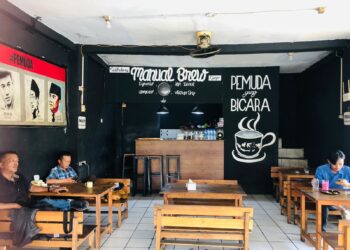 Suasana nongkrong 24 jam di Kopi Pemuda Kedung Halang Bogor.