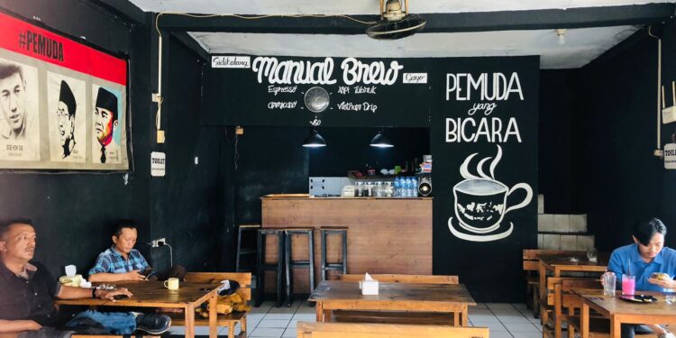 Suasana nongkrong 24 jam di Kopi Pemuda Kedung Halang Bogor.