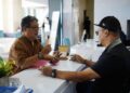 Warga sedang mengurus administrasi pertanahan di loket Kantah Jakarta Utara saat libur Tahun Baru 2026