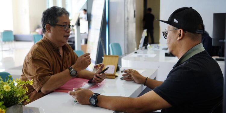 Warga sedang mengurus administrasi pertanahan di loket Kantah Jakarta Utara saat libur Tahun Baru 2026