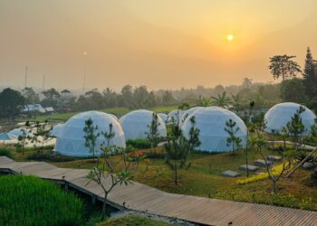 Suasana glamping estetik di Lenira Smart Home & Glamping Cijeruk dengan pemandangan alam asri