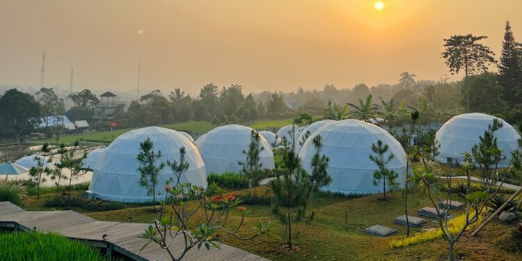 Suasana glamping estetik di Lenira Smart Home & Glamping Cijeruk dengan pemandangan alam asri