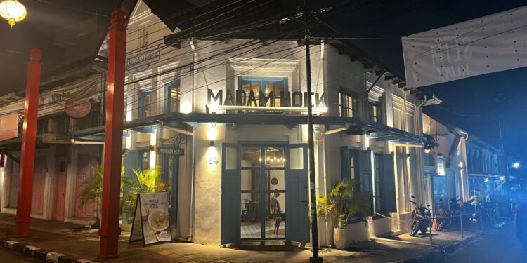 Madam Hoek Bandung: Tempat Nongkrong Heritage yang Cozy Abis