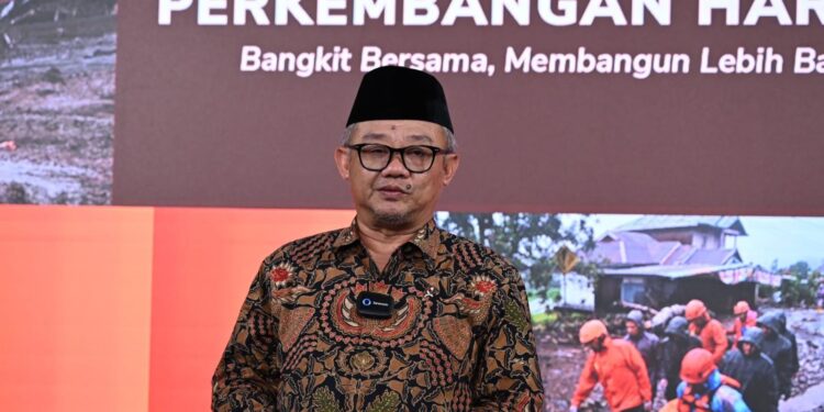 Menteri Pendidikan Dasar dan Menengah Abdul Mu’ti saat memberikan keterangan pers terkait pemulihan pendidikan pascabencana