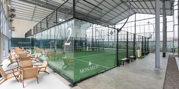 Mau Ngopi Sambil Olahraga, Monarch Padel Bintaro Hadir dengan Nuansa Tropis Kekinian