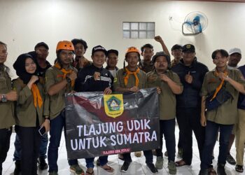 Pelepasan tim Destana Tlajung Udik oleh Kepala Desa Bontot menuju lokasi banjir di Kota Padang