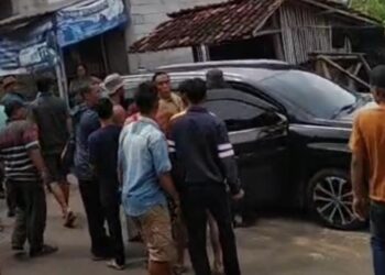 Barang bukti dan oknum wartawan yang diamankan di Polsek Cigudeg karena kasus pemerasan.