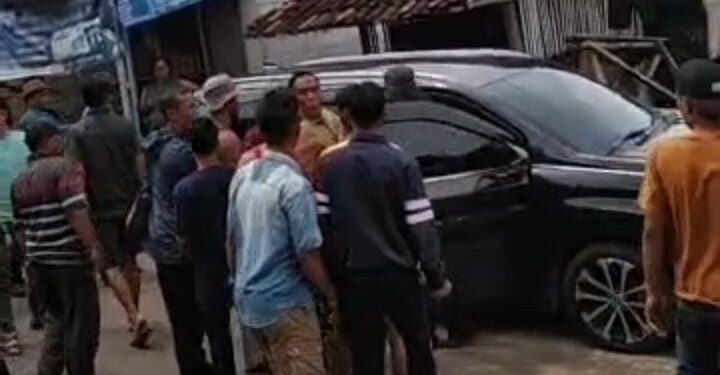 Barang bukti dan oknum wartawan yang diamankan di Polsek Cigudeg karena kasus pemerasan.