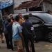 Barang bukti dan oknum wartawan yang diamankan di Polsek Cigudeg karena kasus pemerasan.