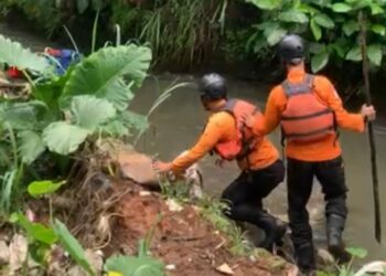 Kakak Beradik Terpeleset Main di Pinggir Kali: Adik Hilang Terbawa Arus