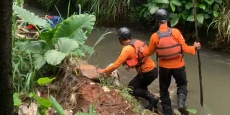 Kakak Beradik Terpeleset Main di Pinggir Kali: Adik Hilang Terbawa Arus