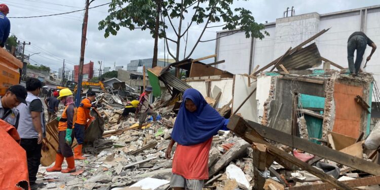 Langgar Aturan, 17 Bangunan Liar di Pasar Cibinong Dibongkar