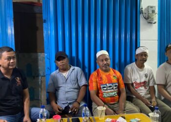Tokoh masyarakat Kelurahan Puspanegara saat memberikan keterangan terkait pembatalan nama Ruko Pangeran Sake.