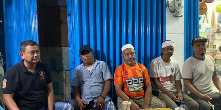 Tokoh masyarakat Kelurahan Puspanegara saat memberikan keterangan terkait pembatalan nama Ruko Pangeran Sake.