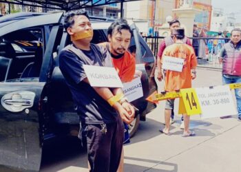 Pelaku pembunuhan sopir taksi online memperagakan adegan rekonstruksi di Mapolsek Citeureup