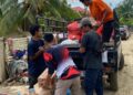 Relawan Komunitas Jalur sedang mendistribusikan bantuan logistik kepada penyintas banjir di Aceh Tamiang.