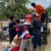 Relawan Komunitas Jalur sedang mendistribusikan bantuan logistik kepada penyintas banjir di Aceh Tamiang.