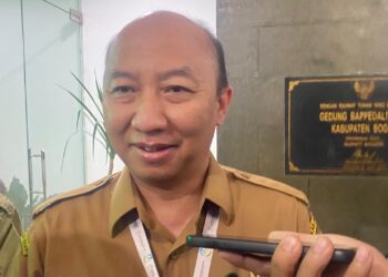 Kepala Bappedalitbang Kabupaten Bogor Bambam Setia Aji saat menjelaskan rencana pembangunan Ibu Kota Bogor Timur.