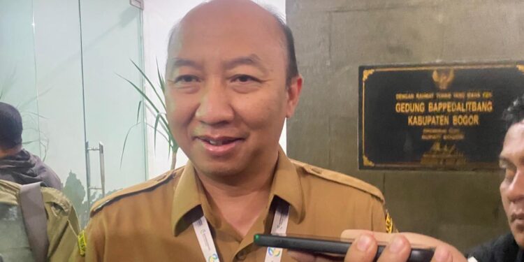 Kepala Bappedalitbang Kabupaten Bogor Bambam Setia Aji saat menjelaskan rencana pembangunan Ibu Kota Bogor Timur.